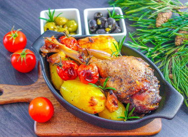 Гусь кусочками с картошкой в духовке