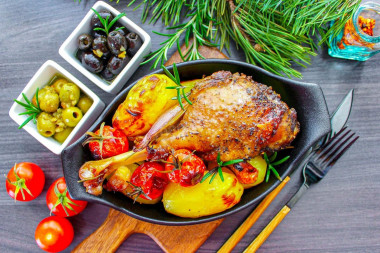 Гусь кусочками с картошкой в духовке