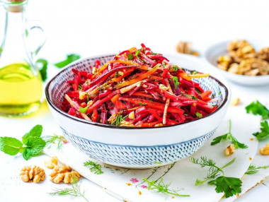 Салат со свеклой и яблоком