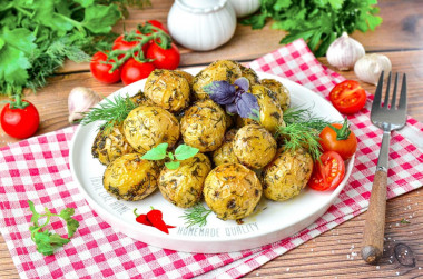 Молодая картошка с чесноком в духовке