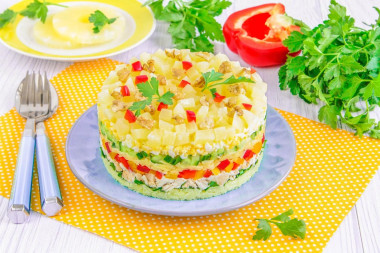 Слоеный салат с ананасом и курицей
