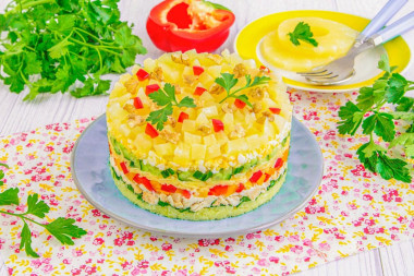 Слоеный салат с ананасом и курицей