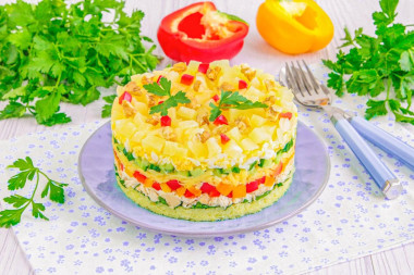 Слоеный салат с ананасом и курицей