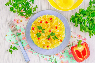 Слоеный салат с ананасом и курицей
