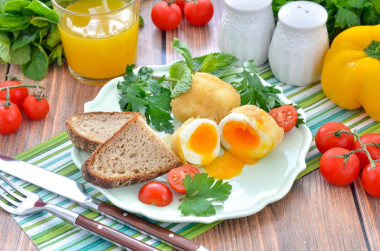 Яйца в панировке на сковороде