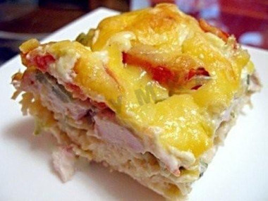 Запеканка из спагетти с курицей и маринованными огурцами
