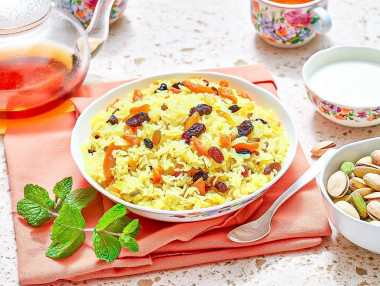 Плов с курагой и черносливом