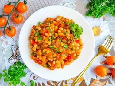 Фасоль с овощами в томатном соусе