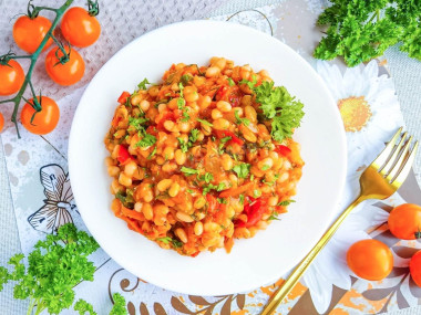 Фасоль с овощами в томатном соусе