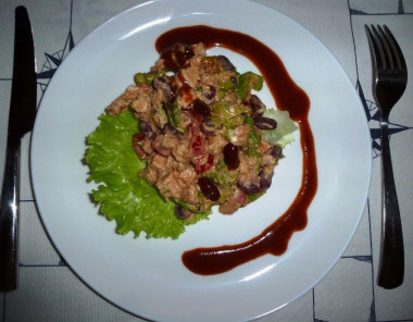 Рецепт - Салат грудка, помидоры, фасоль, сыр - Шаг 9 -  Сервируем.