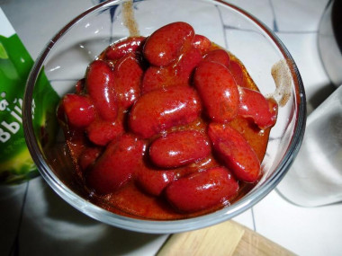 Рецепт - Салат грудка, помидоры, фасоль, сыр - Шаг 2 -  Фасоль лучше брать не в собственном соку, а пряную. У меня была в томатном соусе чили.