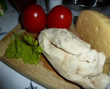 Рецепт - Салат грудка, помидоры, фасоль, сыр - Шаг 3 -  Отвариваем куриную грудку.