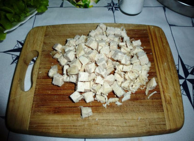 Рецепт - Салат грудка, помидоры, фасоль, сыр - Шаг 4 -  Нарезаем грудку.