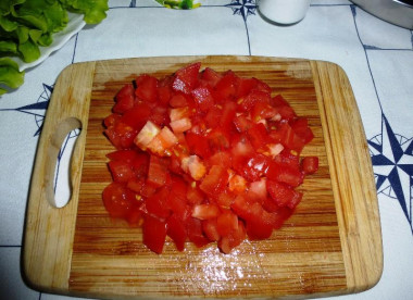 Рецепт - Салат грудка, помидоры, фасоль, сыр - Шаг 5 -  Нарезаем помидоры.