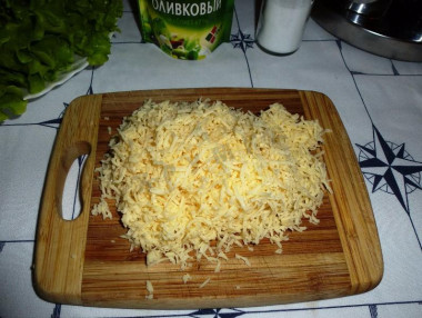 Рецепт - Салат грудка, помидоры, фасоль, сыр - Шаг 6 -  Натираем на терке сыр.