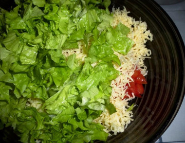 Рецепт - Салат грудка, помидоры, фасоль, сыр - Шаг 8 -  Все кладем в миску и перемешиваем.