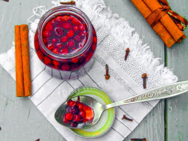Моченая брусника на зиму с корицей и гвоздикой