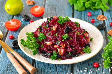 Салат из свеклы с черносливом и орехами