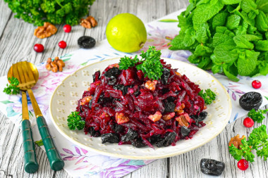 Салат из свеклы с черносливом и орехами