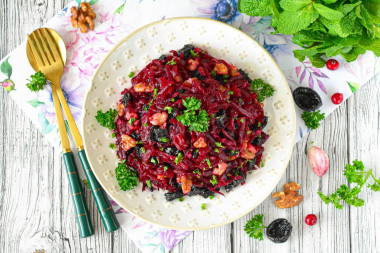 Салат из свеклы с черносливом и орехами