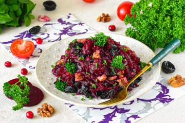 Салат из свеклы с черносливом и орехами