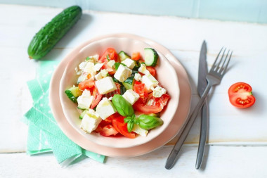 Салат с сыром фета и помидорами