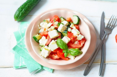 Салат с сыром фета и помидорами