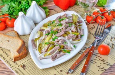 Шахтерский салат с солеными огурцами и мясом