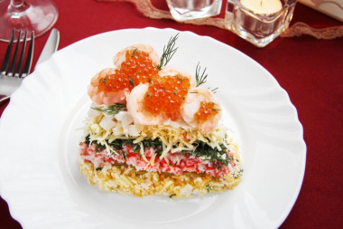 Салат царский с кальмарами креветками и крабовым мясом