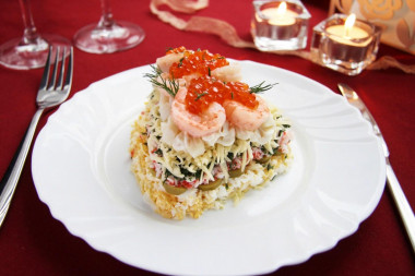 Салат царский с кальмарами креветками и крабовым мясом