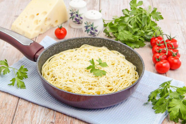 Спагетти с сыром на сковороде