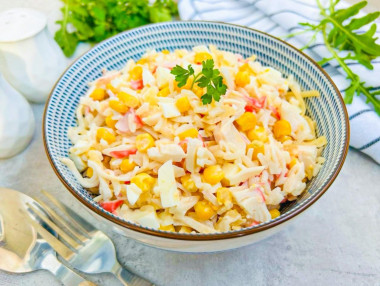 Салат с крабовым мясом и кукурузой