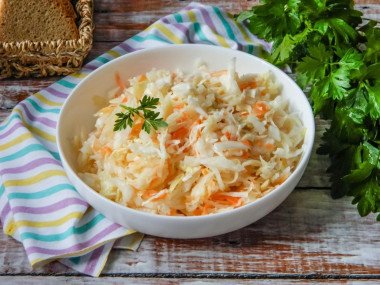 Капуста с солью, сахаром, уксусом и морковью маринованная