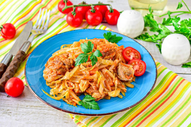 Тушеная капуста с мясом в казане