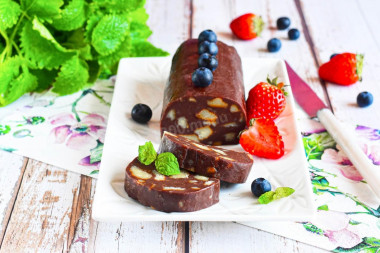 Шоколадная колбаса из печенья и какао классическая