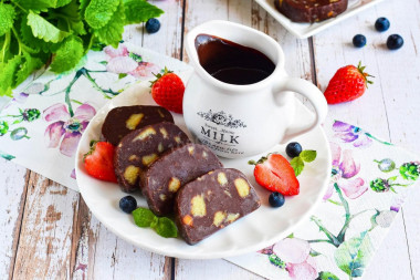 Шоколадная колбаса из печенья и какао классическая