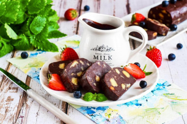 Шоколадная колбаса из печенья и какао классическая