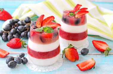 Десерт из сметаны и желатина с ягодами