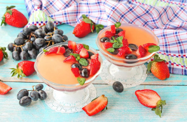 Десерт из сметаны и желатина с ягодами