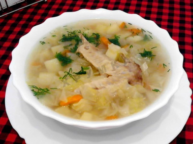 Щи с куриными крылышками из капусты