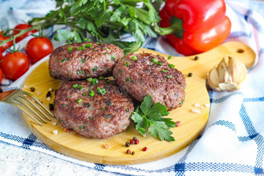 Бифштекс из фарша говядины на сковороде