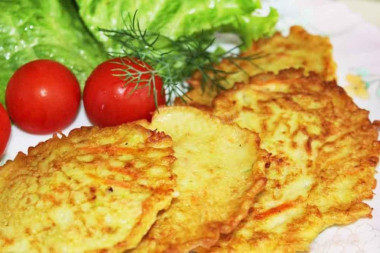 Оладьи из кабачков, моркови и картофеля с сыром сулугуни