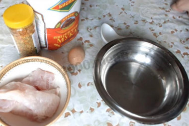 Рецепт - Морской язык с приправой магги в кефирном кляре - Шаг 1 - Подготовьте ингредиенты. Филе морского языка нарежьте порционными кусочками.