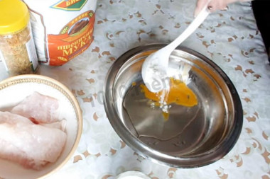 Рецепт - Морской язык с приправой магги в кефирном кляре - Шаг 2 -  В миску для кляра разбейте яйцо и добавьте муку.