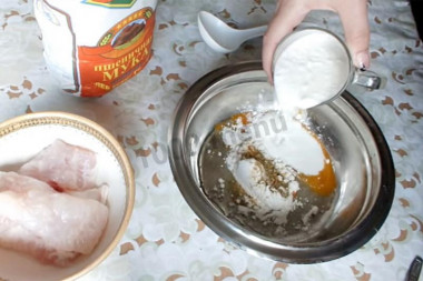 Рецепт - Морской язык с приправой магги в кефирном кляре - Шаг 3 -  Добавьте в миску соль, специи и молоко.