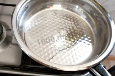 Рецепт - Морской язык с приправой магги в кефирном кляре - Шаг 5 -  В сковороде разогрейте масло. Толщина в 2 мм слоя масла достаточна. Масло доливайте по мере надобности.