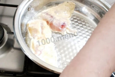 Рецепт - Морской язык с приправой магги в кефирном кляре - Шаг 6 -  Рыбу окунайте в кляр - и на сковороду.