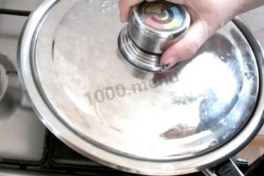 Рецепт - Морской язык с приправой магги в кефирном кляре - Шаг 9 -  На второй стороне жарьте рыбу под крышкой.