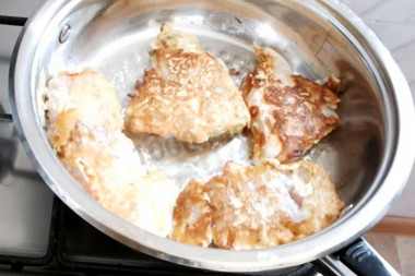 Рецепт - Морской язык с приправой магги в кефирном кляре - Шаг 8 -  Когда станет золотистой - переверните.