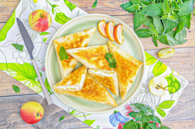 Треугольники из лаваша с творогом